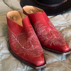 Charlie HorseRed Western Embroidered Leather Mules  W8.5.